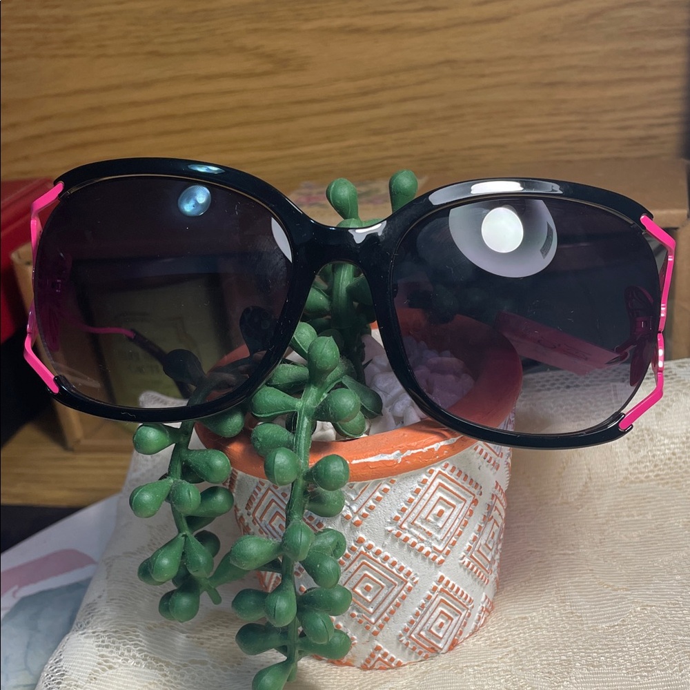 🦋🦋🦋BOGOHO🦋🦋🦋Chic Black and Pink Betsy Johnson Butterfly Sunglasses - Picture 5 of 7
